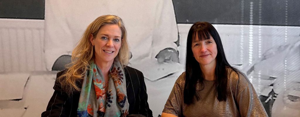 Juliette Hasselbach, directeur Emma at Work en Nathalie Amador de Vries, CHRO Alpina Group, tekenen de samenwerking.