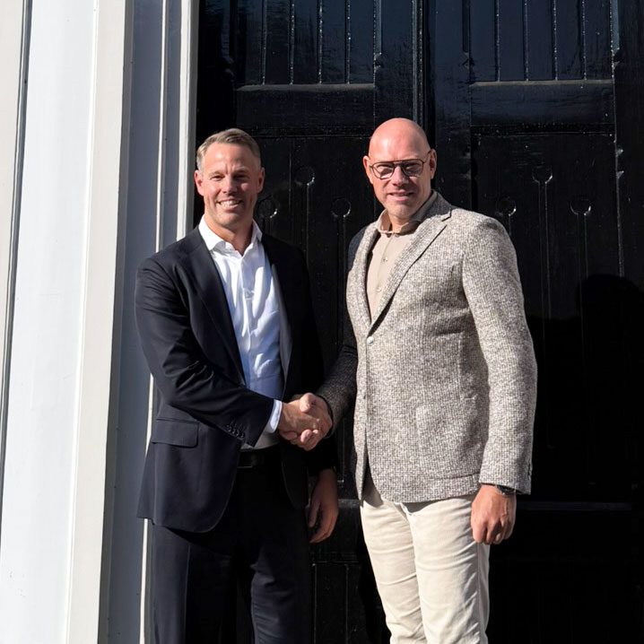 twee mannen geven elkaar een handdruk