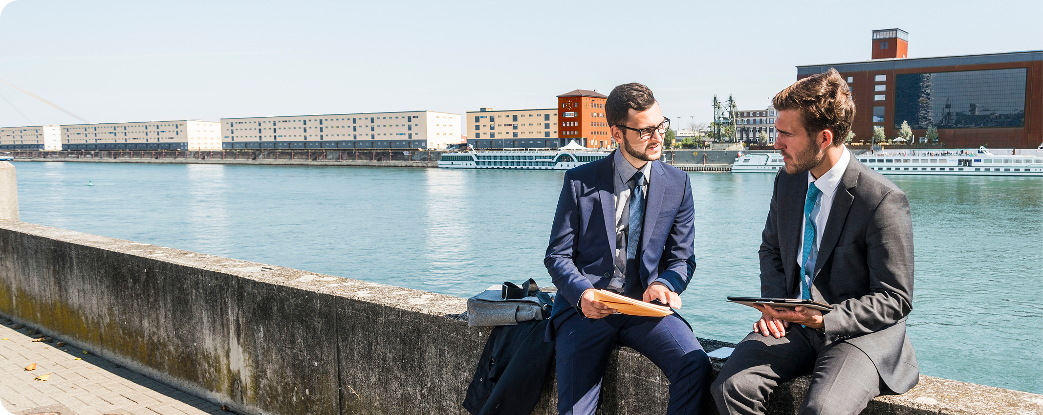 mannen aan het water