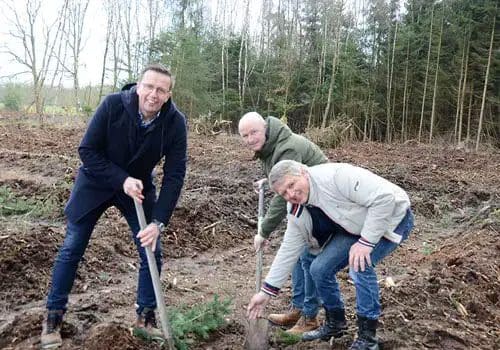 Adéle Jeuken en Frans Neuhaus (a.s.r.) hebben samen met Michael de Nijs en Johan Jordaan (Alpina Group) de eerste boom geplant op Landgoed Engelenburg.