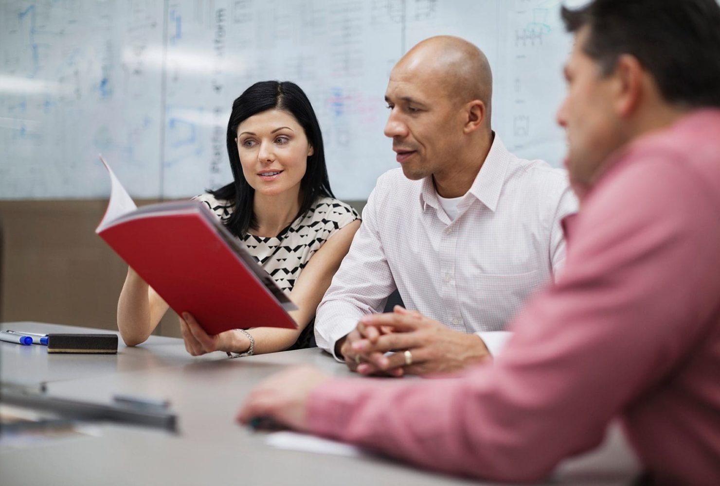 man en vrouw kijken in een magazine