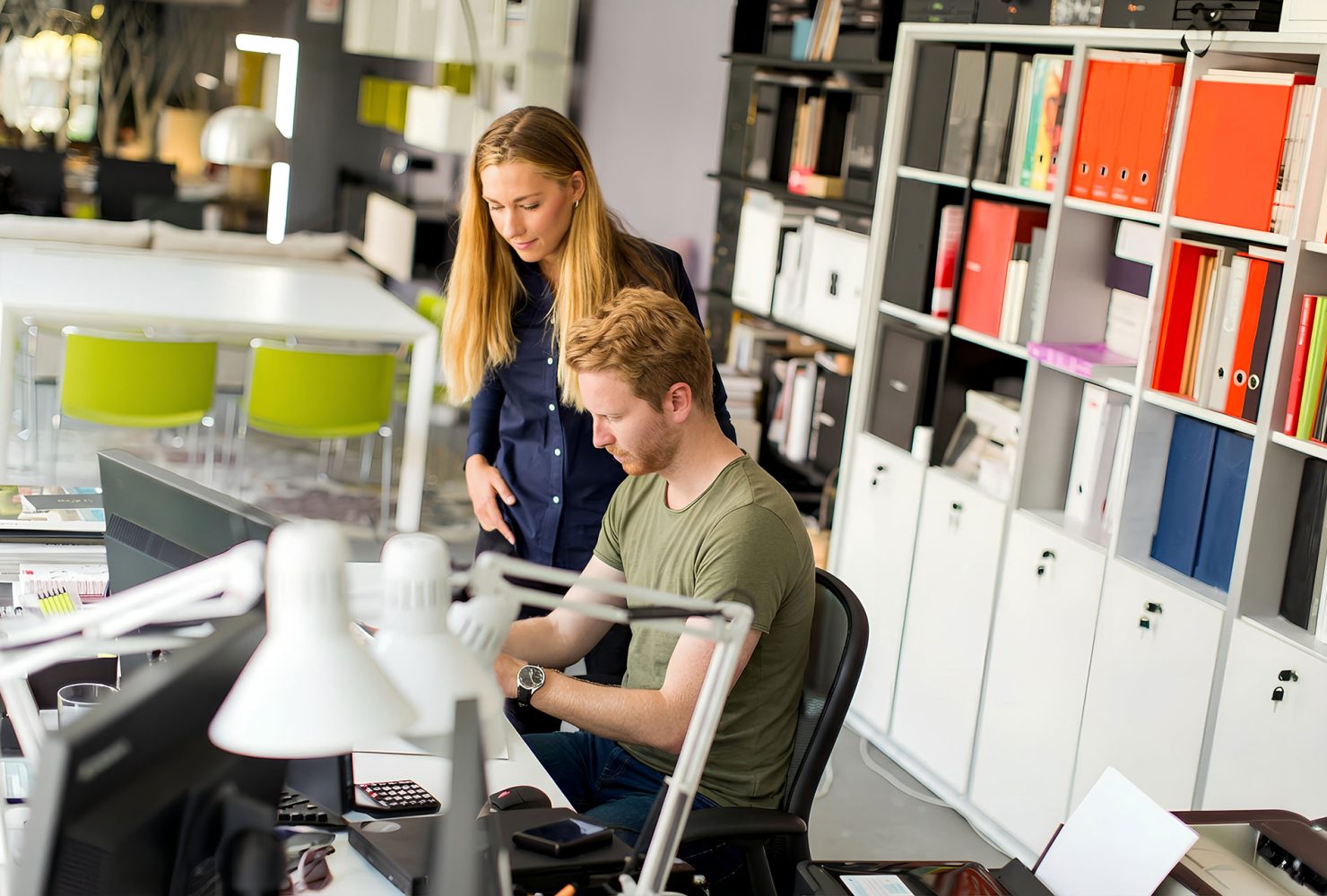 man en vrouw in kantoor