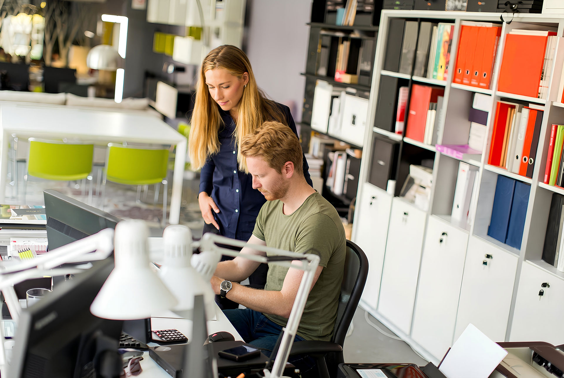 man en vrouw in kantoor