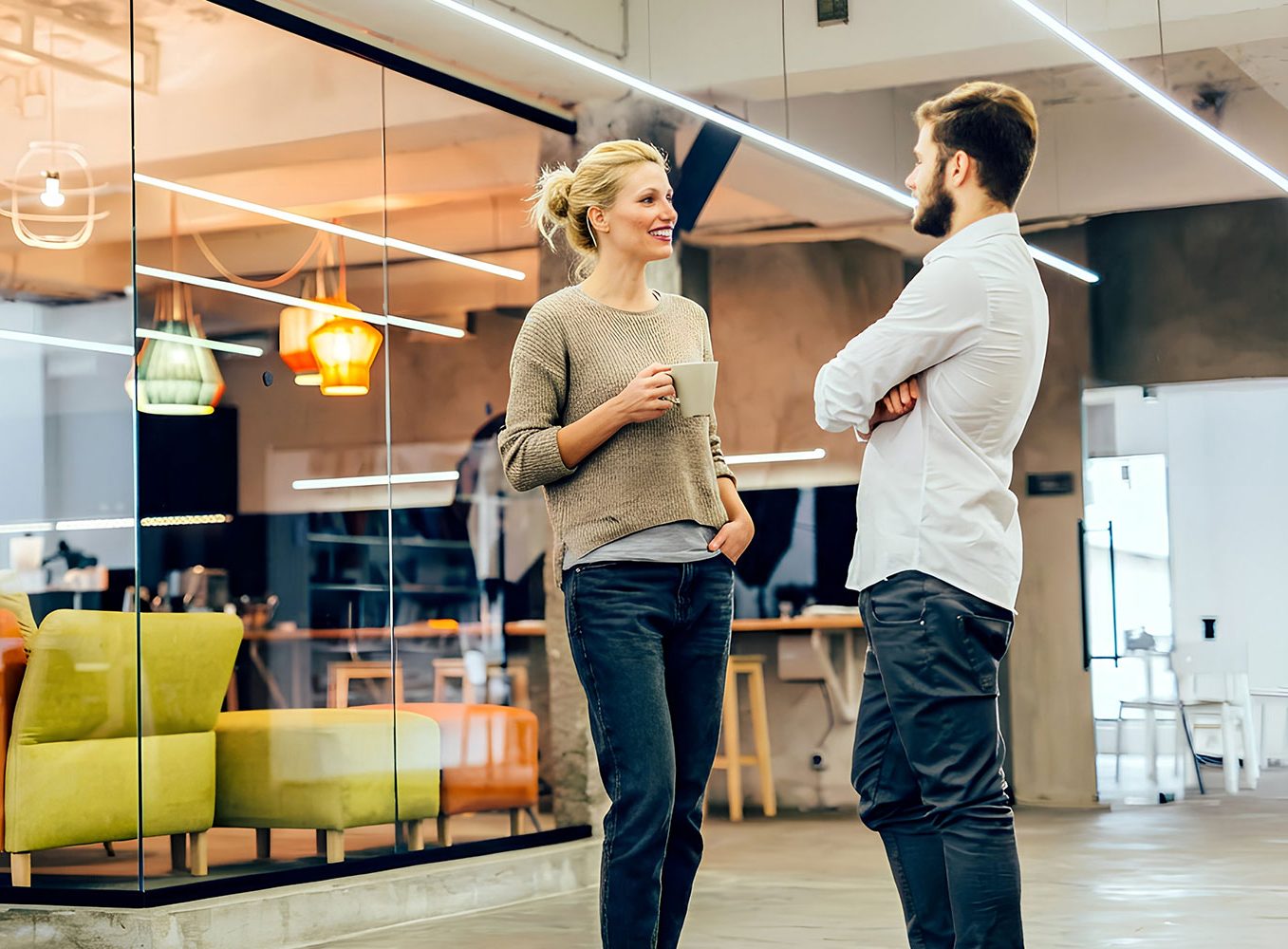 man en vrouw met koffie