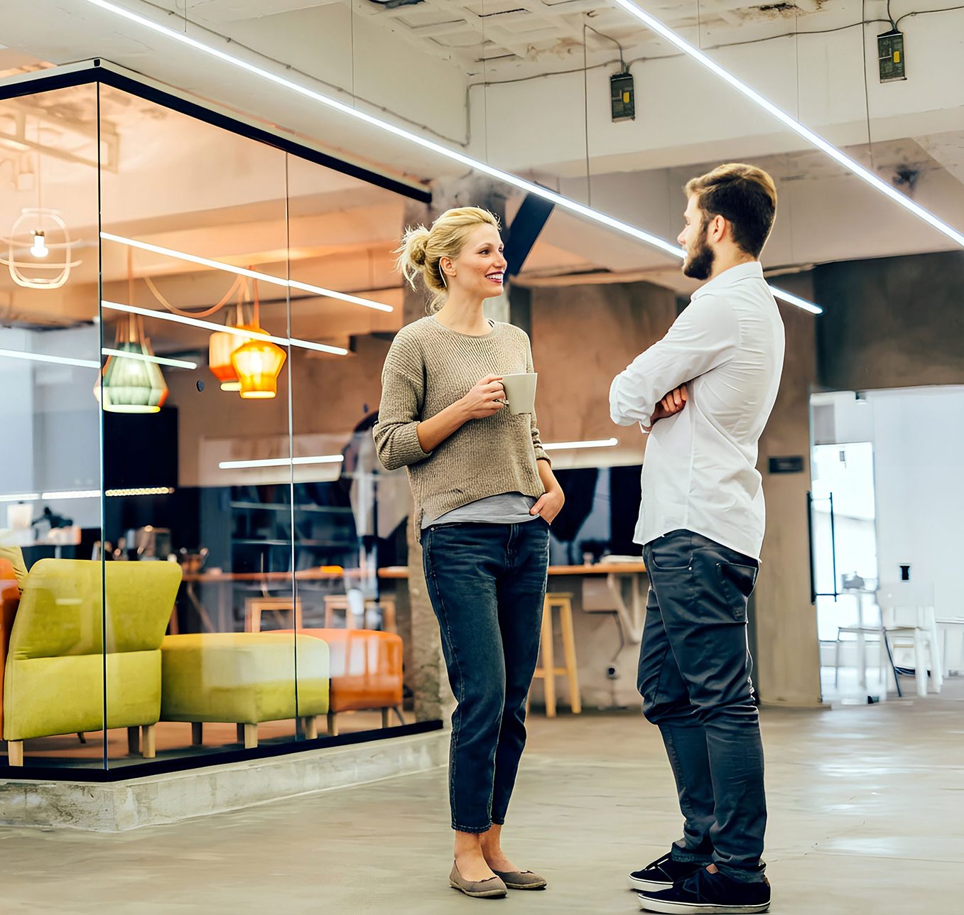 man en vrouw met koffie