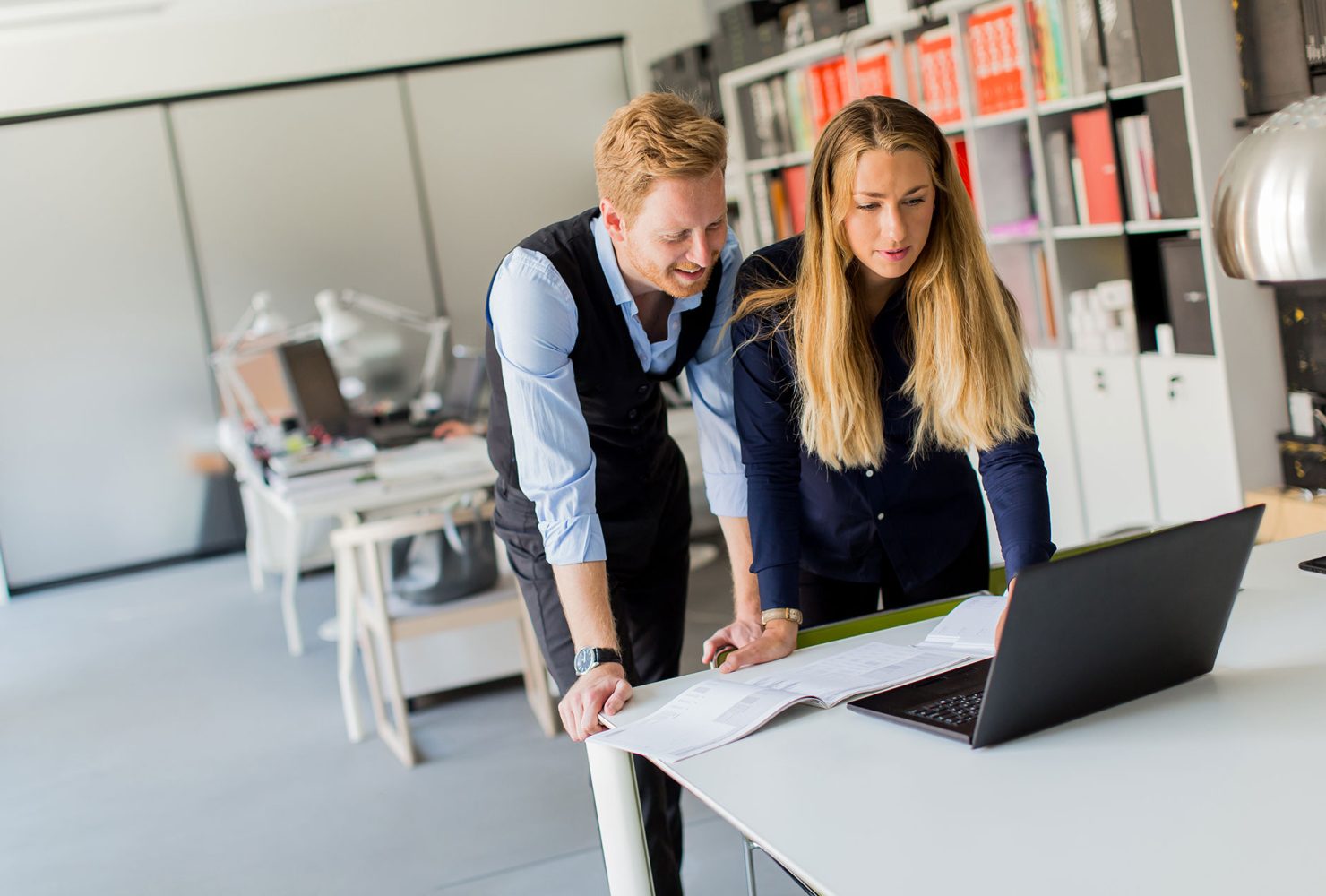 man en vrouw achter laptop
