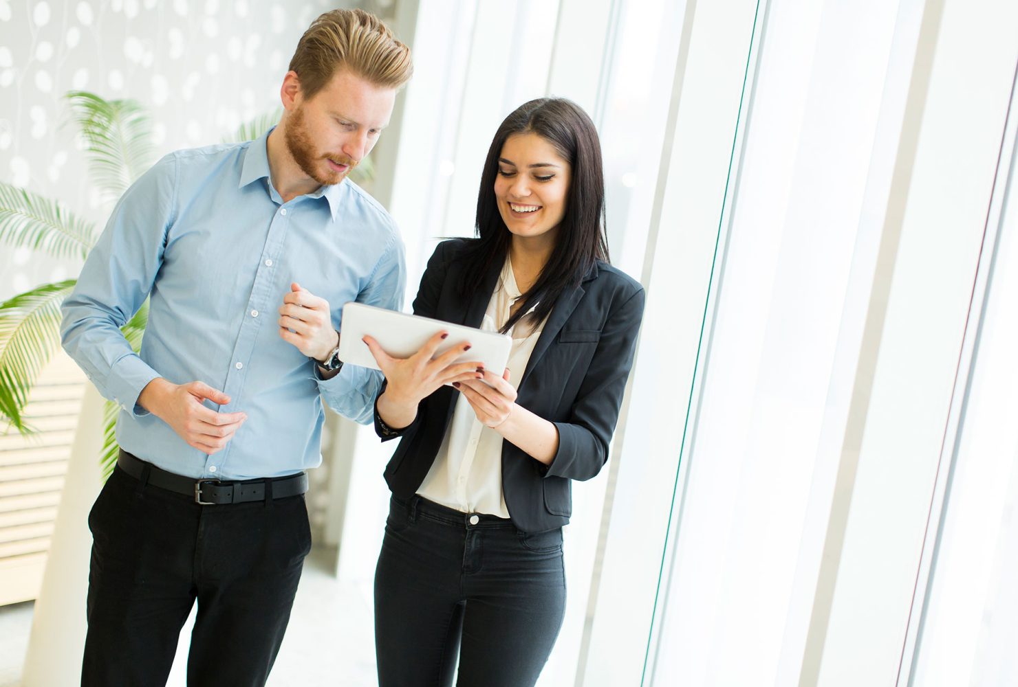 vrouw toont man tablet