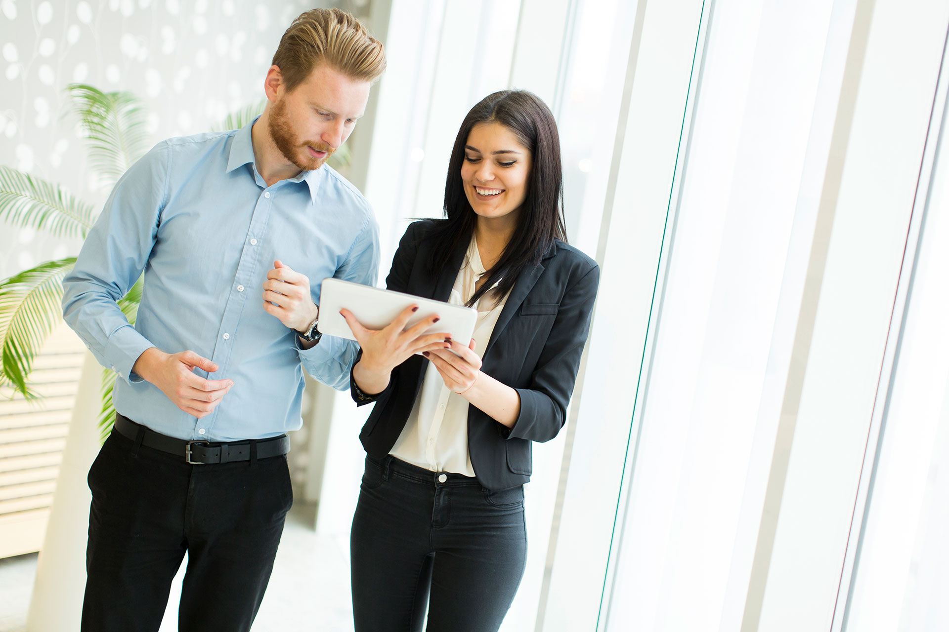 vrouw toont man tablet