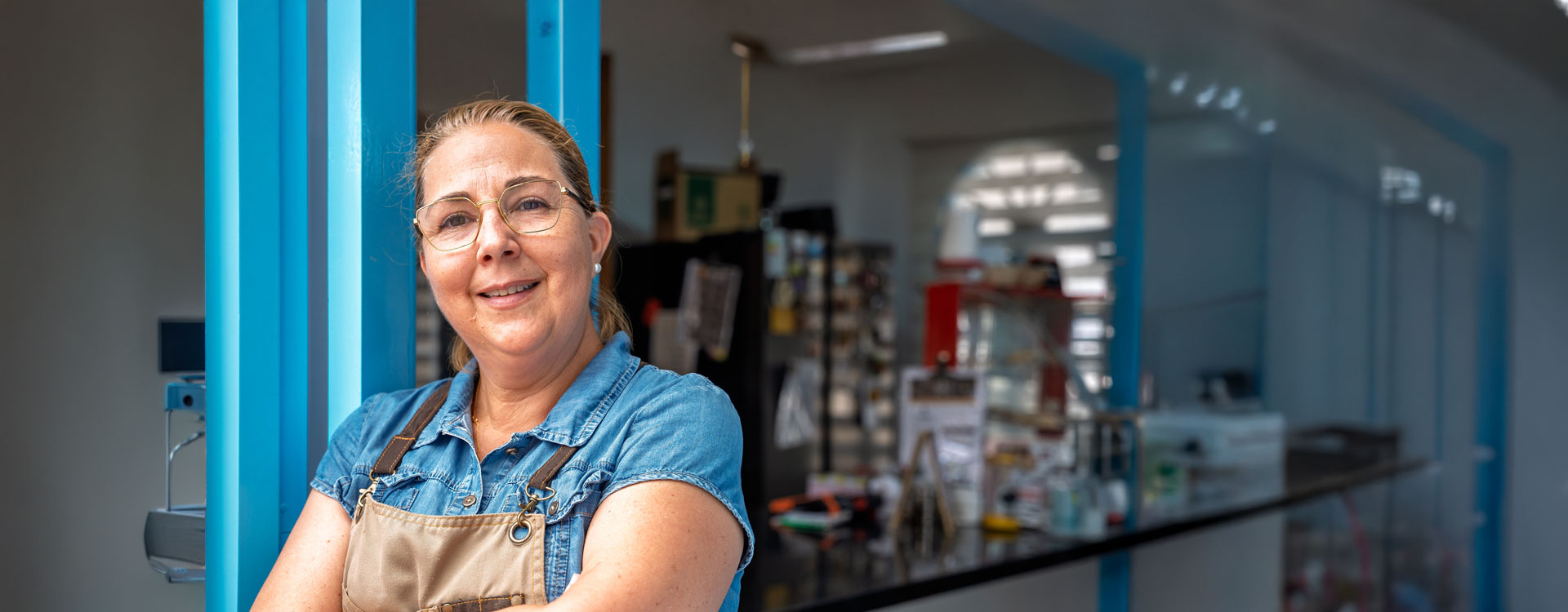 vrouw voor haar winkel