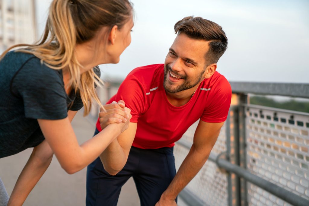 man en vrouw die stevig handschudden