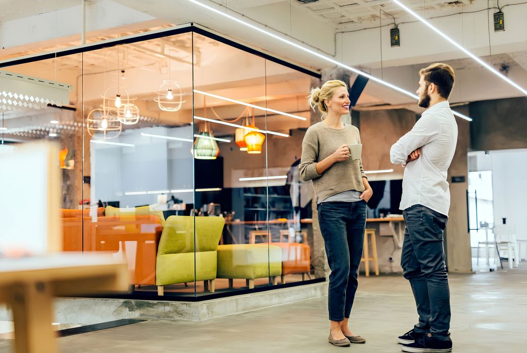 man en vrouw in modern kantoor