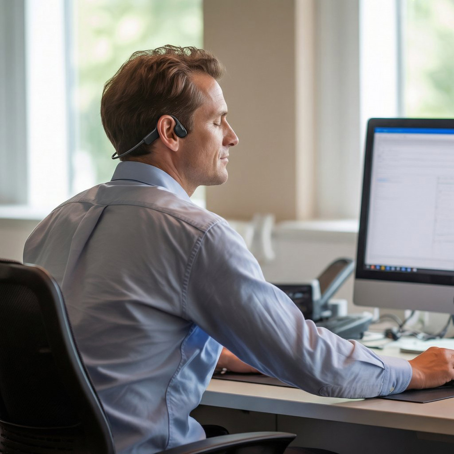 slechtziende man aan het werk met spraaktechnologie