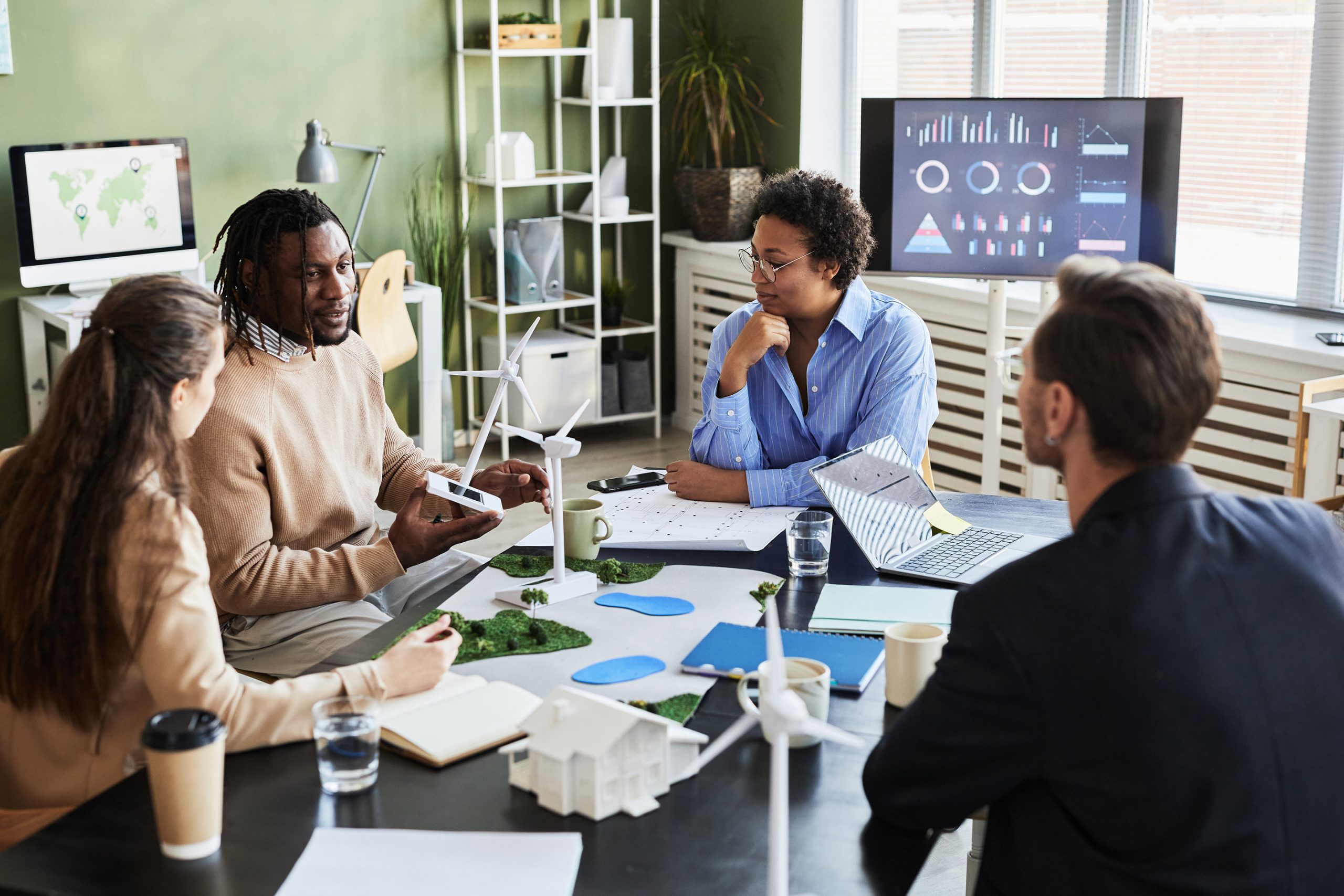 diverse groep collega's aan het werk